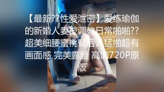 开档肉丝高跟诱惑轻熟女的精彩表演，玩的开说话骚听指挥，揉奶玩逼道具抽插浪叫呻吟不断，伸着舌头要舔鸡巴[