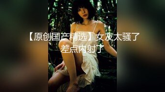 【新片速遞】 办公室里的风骚少妇漏着奶子陪狼友发骚，奶头上还夹着小铃铛，后面男女同事好多，逼里塞跳蛋让男同事玩奶子