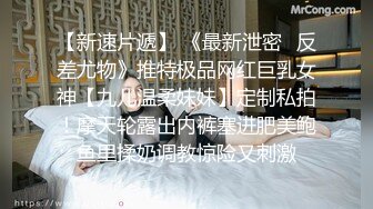 新人小少妇露脸深夜发骚，听狼友指挥慢慢脱光，揉奶玩逼嘴里叼着内裤的样子好骚，按摩棒自慰骚穴浪叫呻吟