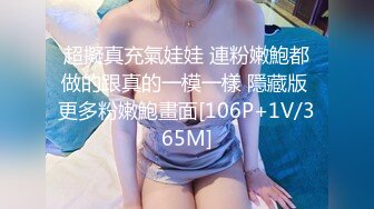 215. 日本女孩给一个戴着中国礼服的人