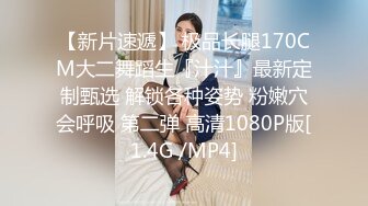 《极品CP魔手外购》美女如云商场全景逼脸同框偸拍数位都市气质小姐姐方便，惊现一线天粉嫩美鲍