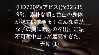 邻居骚妇在家里大床一边和年轻男同事偷情一边和老公同电话骚货下面好多水